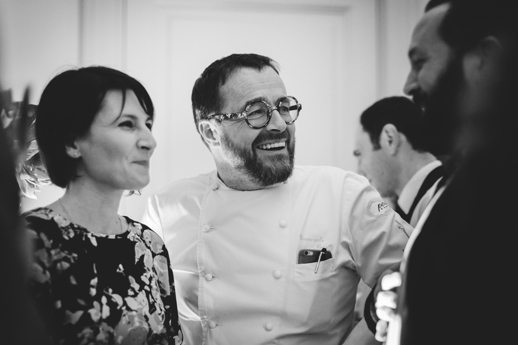 Il cuoco Gian Carlo Morelli scherza con gli invitati durante la festa d'inaugurazione