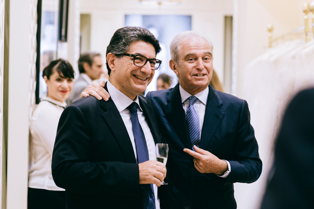 Inaugurazione Store Pronovias Il presidente di Pronovias Alberto Palachi scherza con un ospite