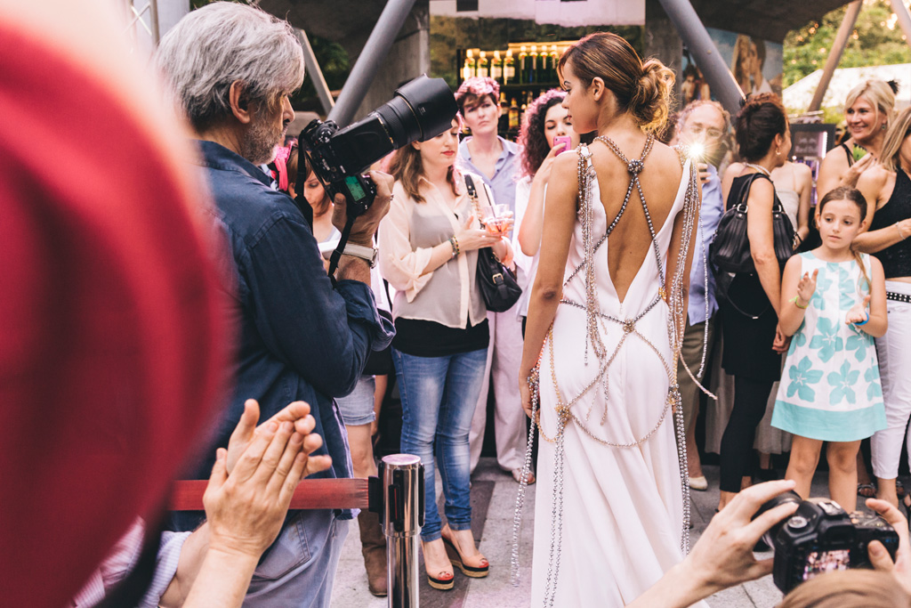 Evento Just Cavalli La modella passeggia sulla passerella tra lo sguardo del pubblico delle'evento organizzato dalla wedding Planner Sabrina Gambato