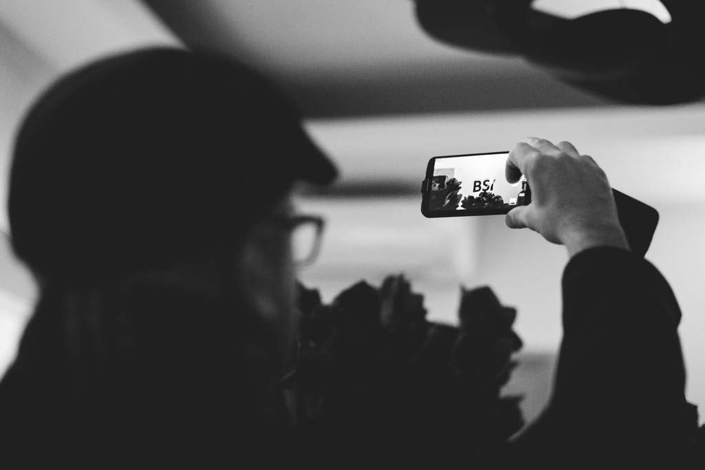 Una partecipante scatta una foto con il cellulare durante la festa