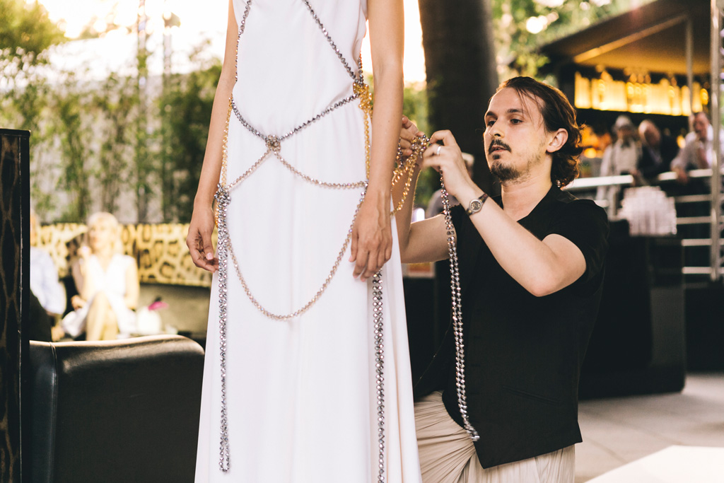 Evento Just Cavalli Lo stilista sistema il vestito della modella
