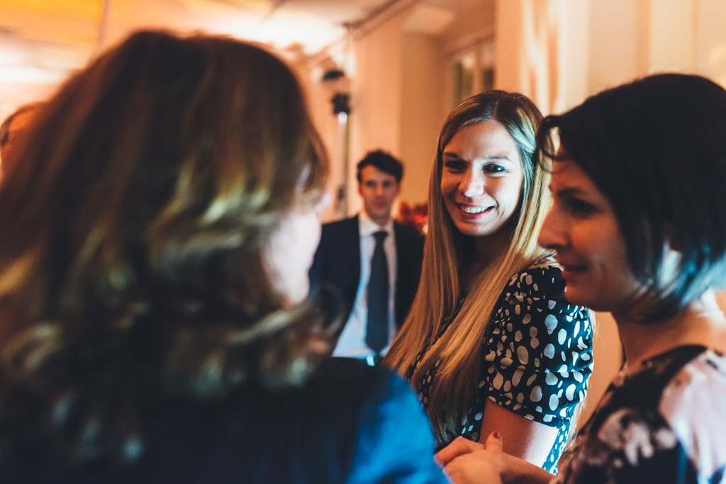 Un'invitata ha un sorriso raggiante davanti ai suoi amici