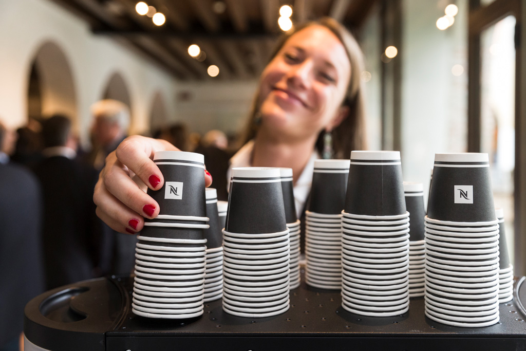 Convegno Antitrust Un'invitata si prepara un caffè