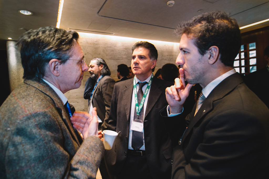 I conferenzieri discutono di tematiche legate alla formazione e alla tecnologia durante un breve meeting aziendale