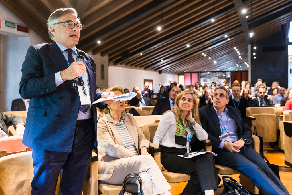 Convegno Antitrust L'avvocato Enrico Raffaelli espone alcune questioni durante la conferenza per l'Antitrust