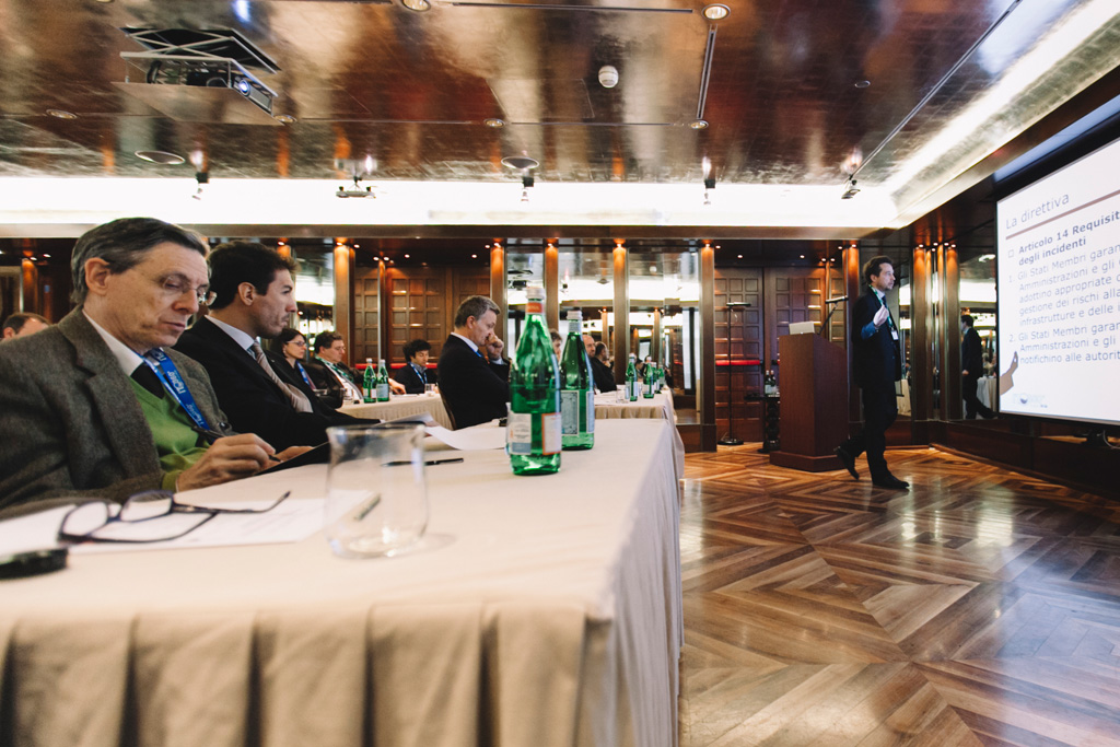Il conferenziere espone la sua tesi al pubblico ripreso da Alessandro Della Savia