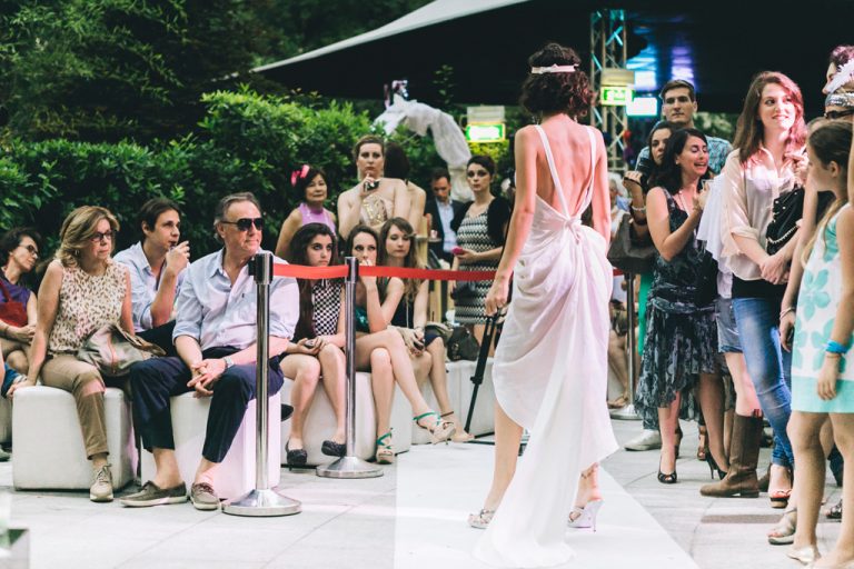 Il pubblico ammira la bellezza del vestito della modella Just Cavalli durante l'evento organizzato da Sabrina Gambato