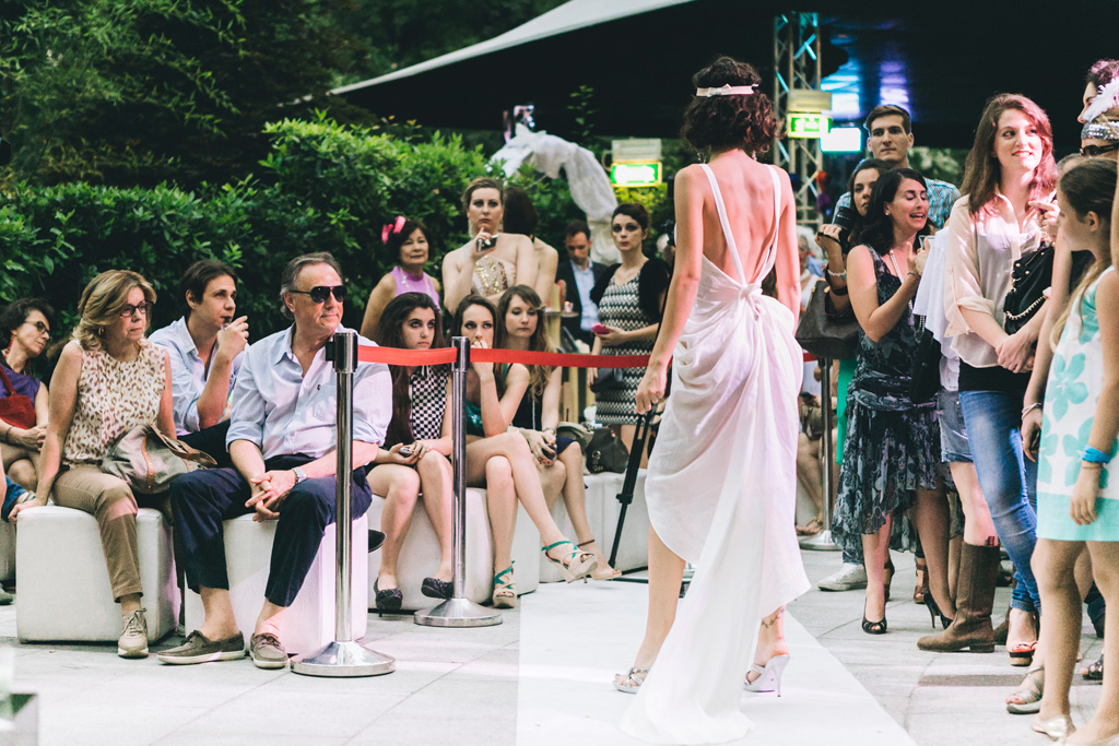 Evento Just Cavalli Il pubblico ammira la bellezza del vestito della modella Just Cavalli durante l'evento organizzato da Sabrina Gambato
