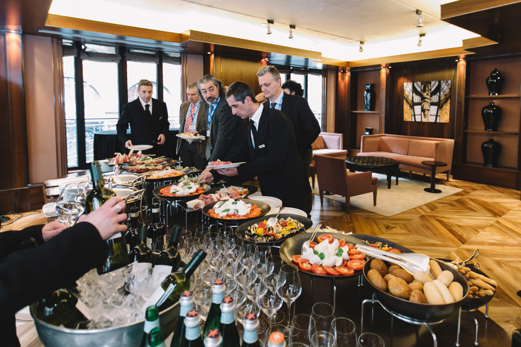 I conferenzieri si servono il cibo durante il buffet aziendale