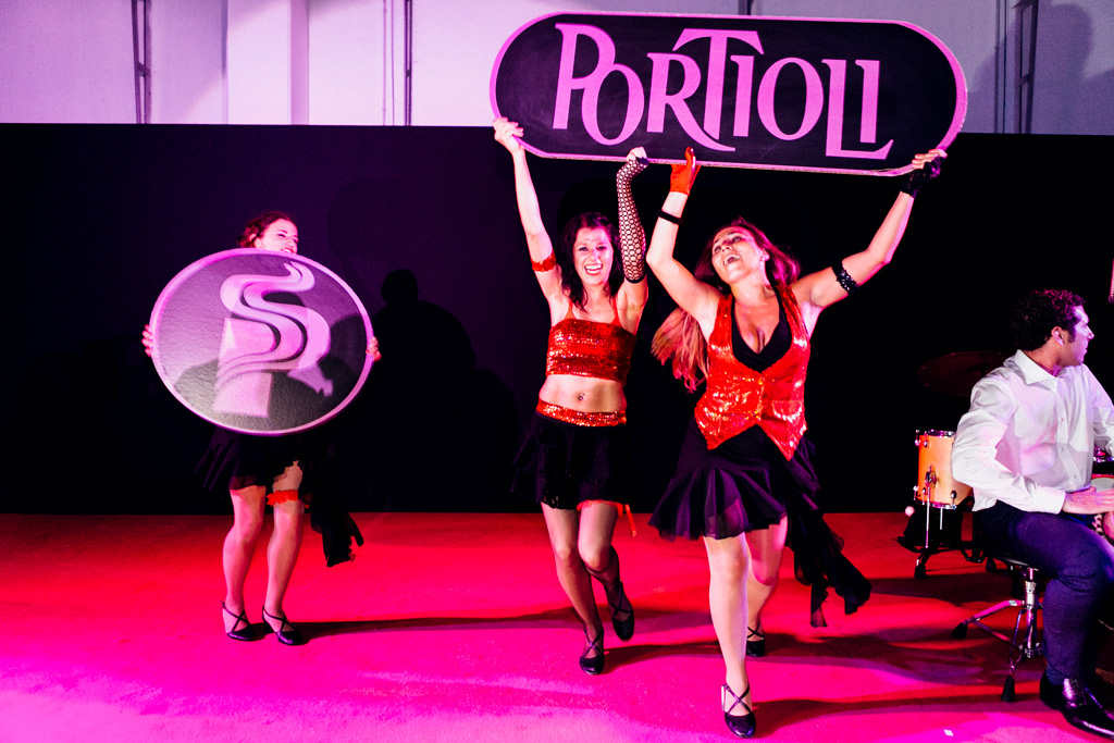 Evento Gruppo Portioli Due vallette portano in alto lo stemma della torrefazione Portioli