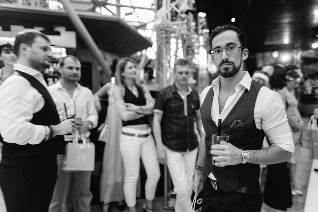 Evento Just Cavalli Gli invitati bevono un bicchiere durante la serata