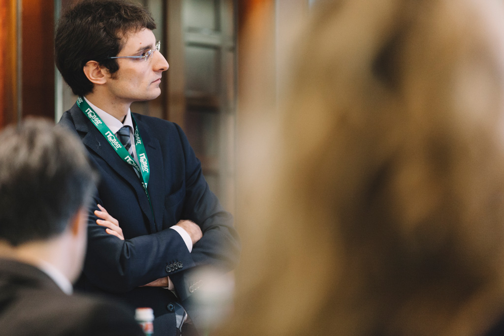 Un collega segue attentamente il workshop aziendale