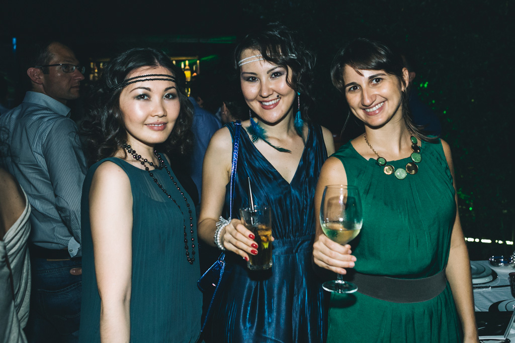 Evento Just Cavalli Le invitate sorridono con un drink in mano