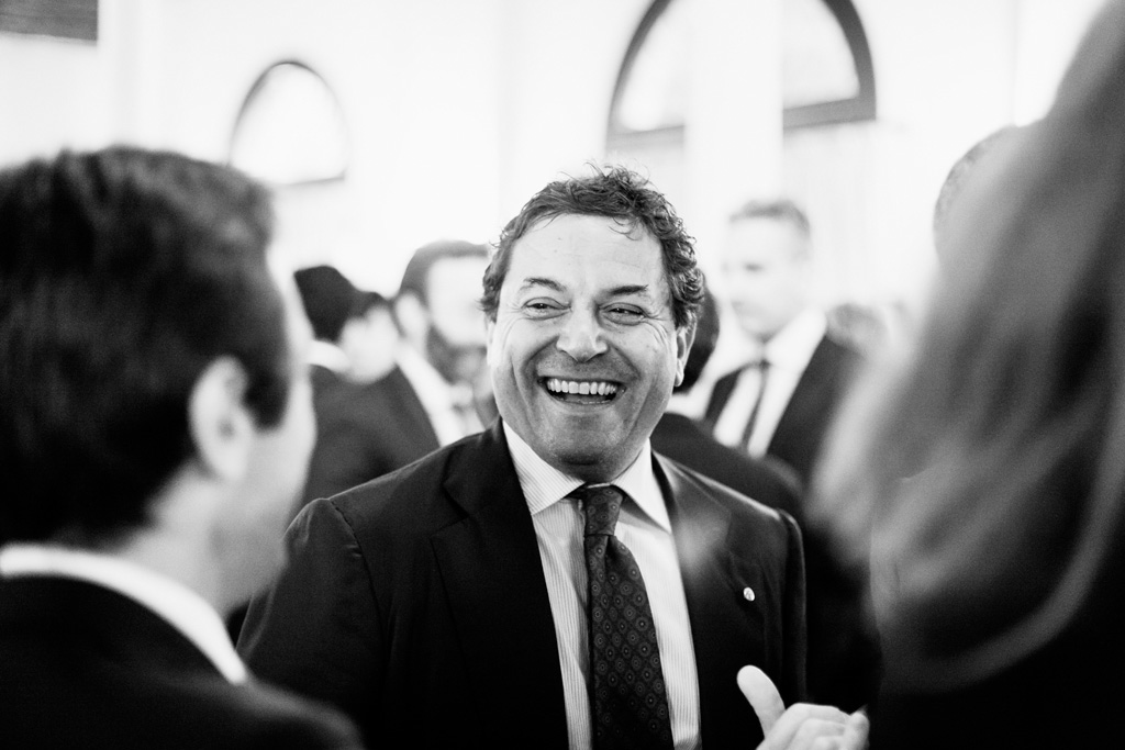 Convegno Antitrust Un'invitato scherza in compagnia dei colleghi