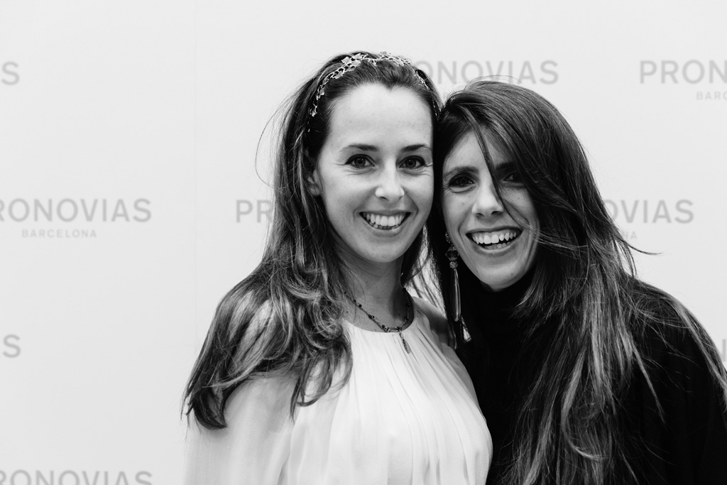 Inaugurazione Store Pronovias DuUn'invitata è ripresa con l'abito da sposa dal fotografo Alessandro Della Savia