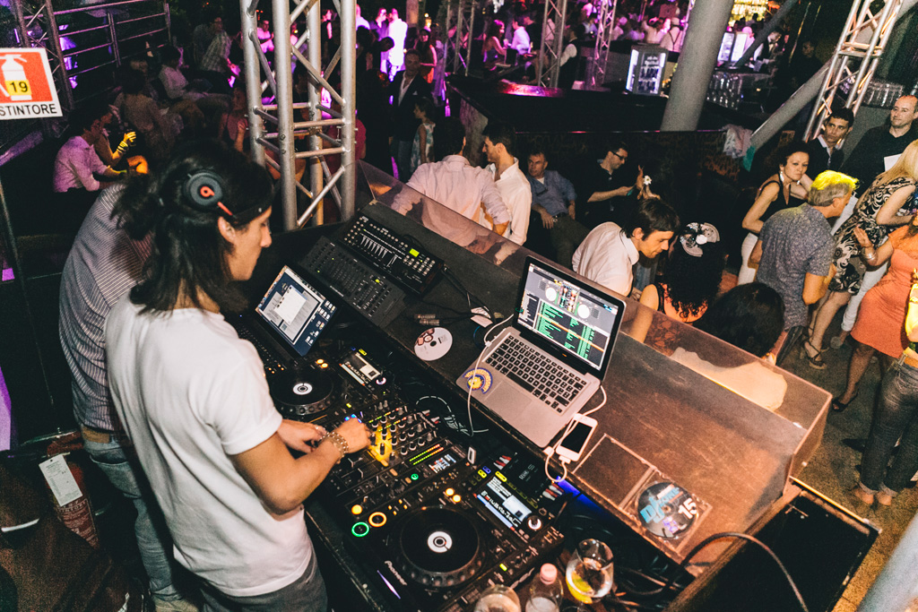 Evento Just Cavalli I dj suonano una canzone per gli ospiti