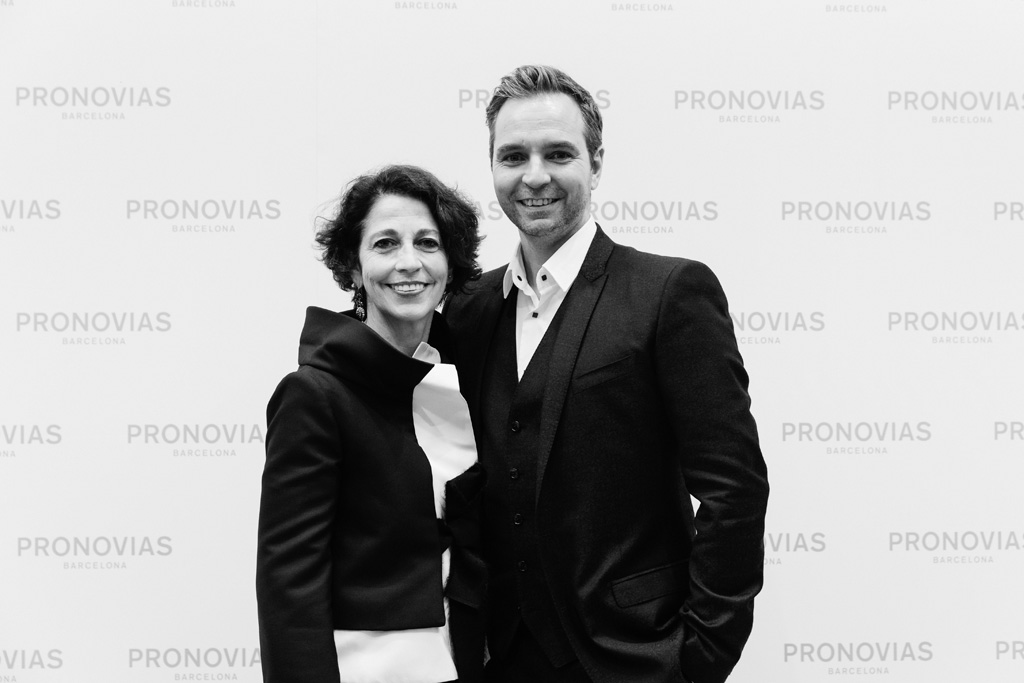 Inaugurazione Store Pronovias Due invitati posano in compagnia