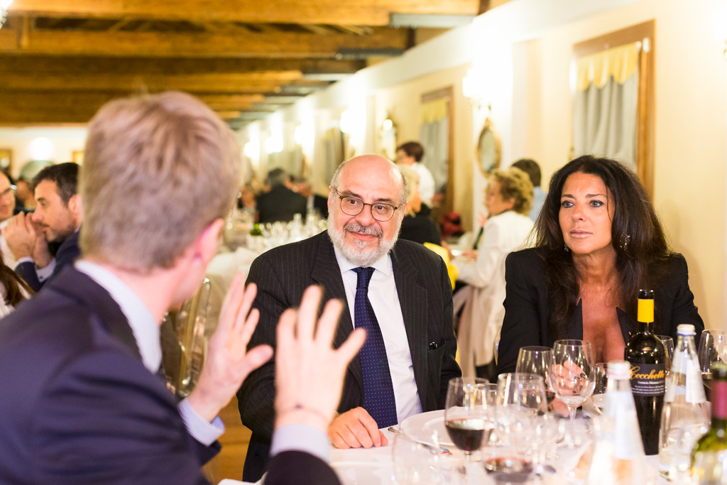 Convegno Antitrust I partecipanti alla cena per il Convegno s'intrattengono in lunghe conversazioni