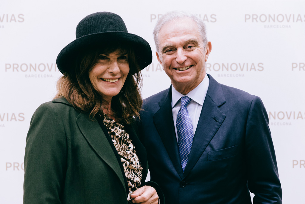 Inaugurazione Store Pronovias Il presidente posa in compagnia di un'invitata