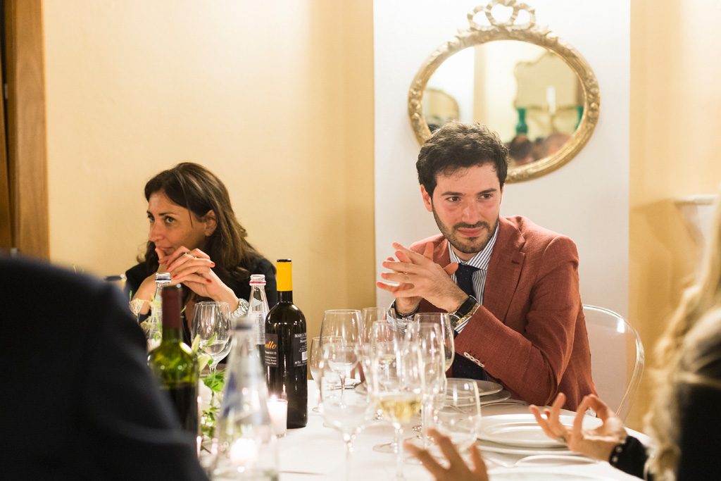 Convegno Antitrust Un invitato chiacchiera in compagnia dei colleghi