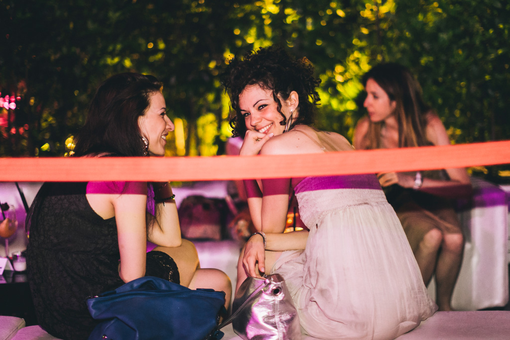 Evento Just Cavalli Una partecipante sorride davanti alla lente del fotografo Alessandro Della Savia