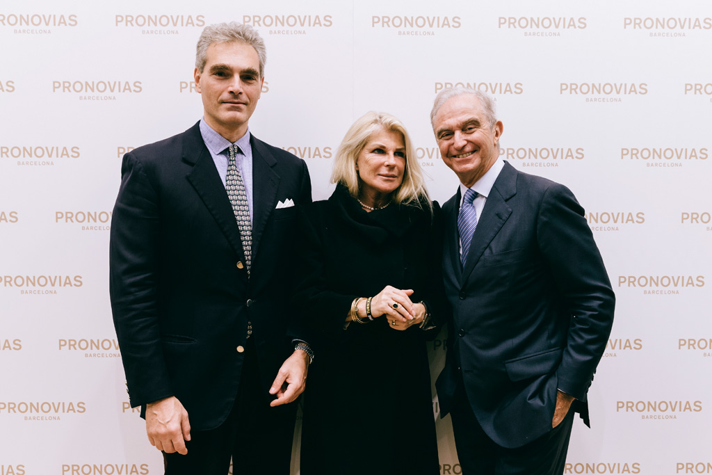 Inaugurazione Store Pronovias Gli invitati all'inaugurazione del negozio Pronovias posano per il Photocall