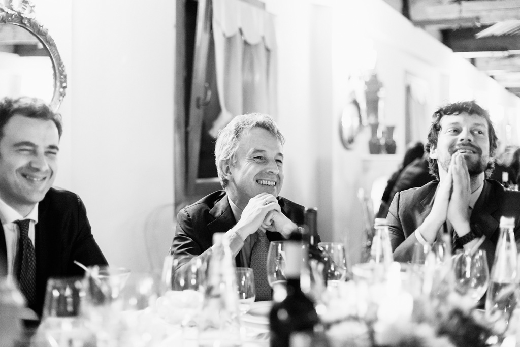 Convegno Antitrust Un ospite sorride in compagnia degli amici