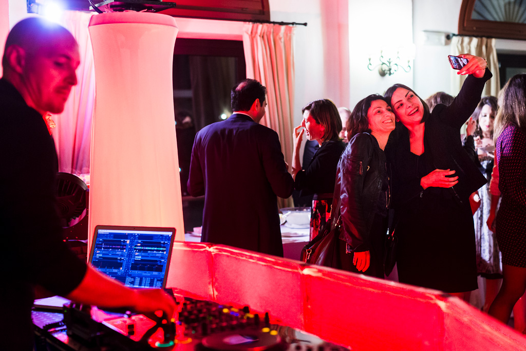Convegno Antitrust Il dj anima la serata sotto le luci