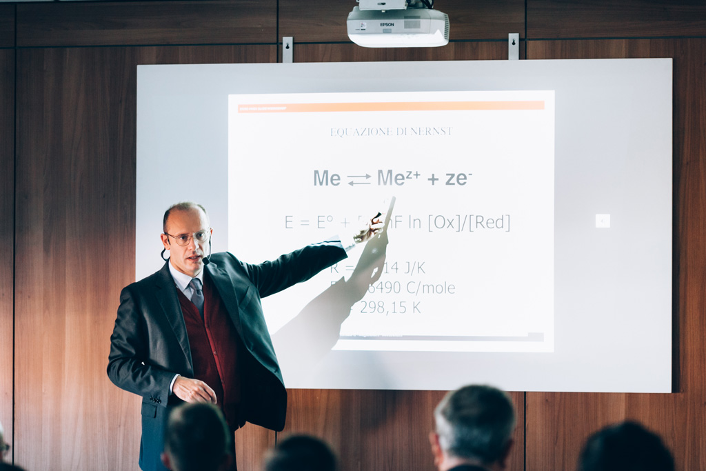 Eure Inox Il conferenziere spiega l'equazione di Nernst