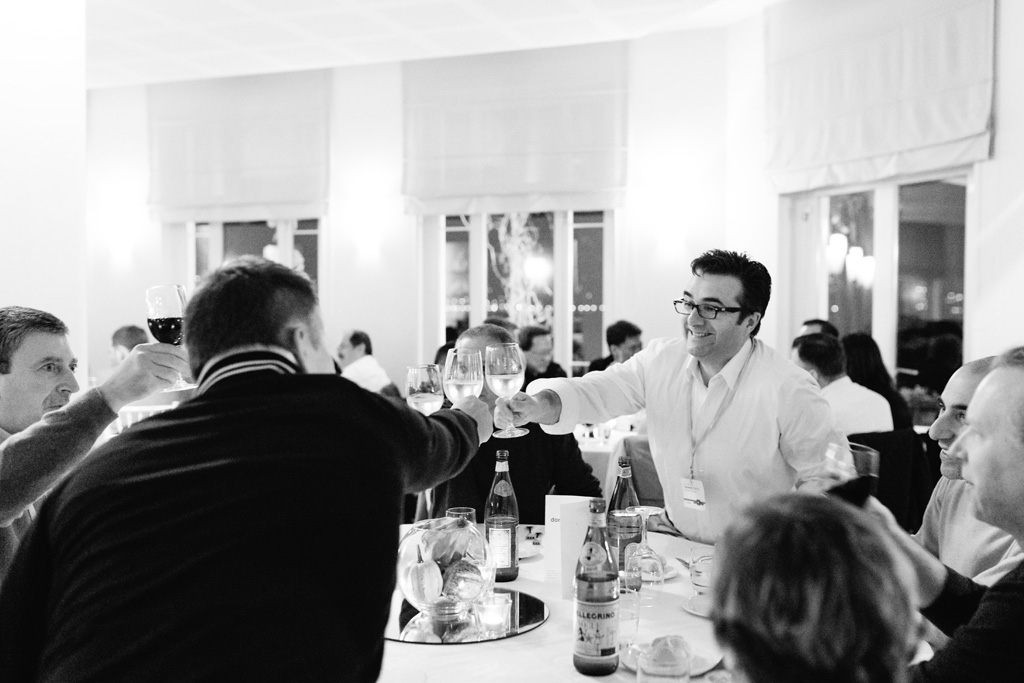 Isola dei Pescatori Gli invitati brindano