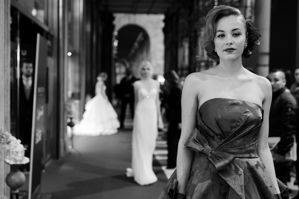 Le modelle sfilano con gli abiti di Alessandra Rinaudo sotto i portici di Piazza Duomo