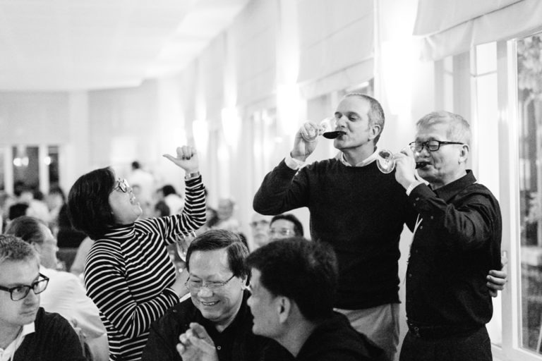 I partecipanti brindano in compagnia