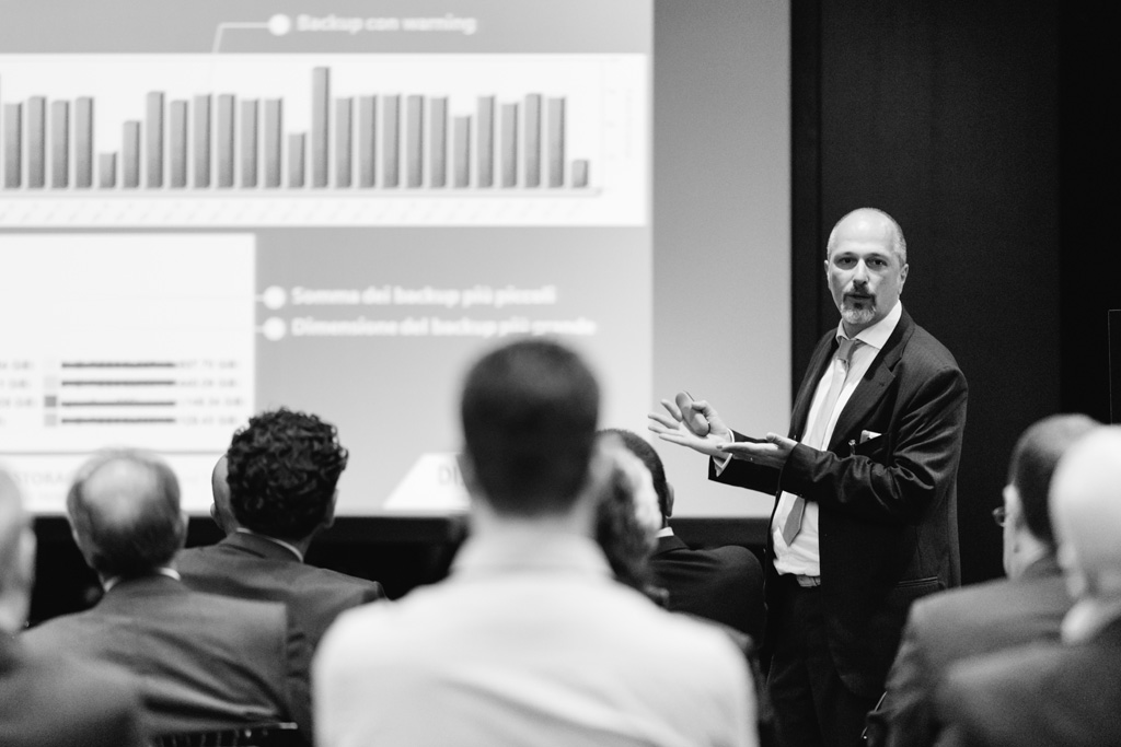 Di.Gi International Il conferenziere mostra alcuni grafici durante la presentazione