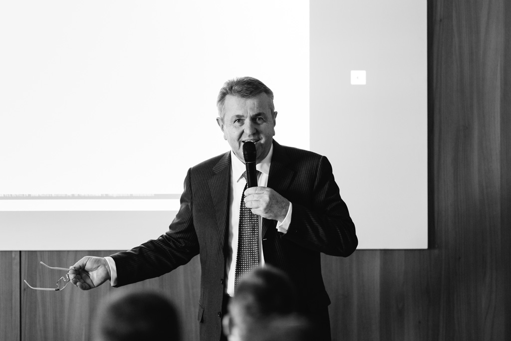 Eure Inox Un relatore espone la sua tesi ai dipendenti