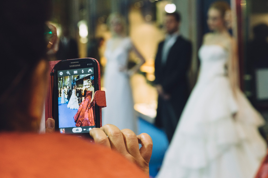 I partecipanti si fermano a fotografare i bellissimi abiti di Alessandra Rinaudo