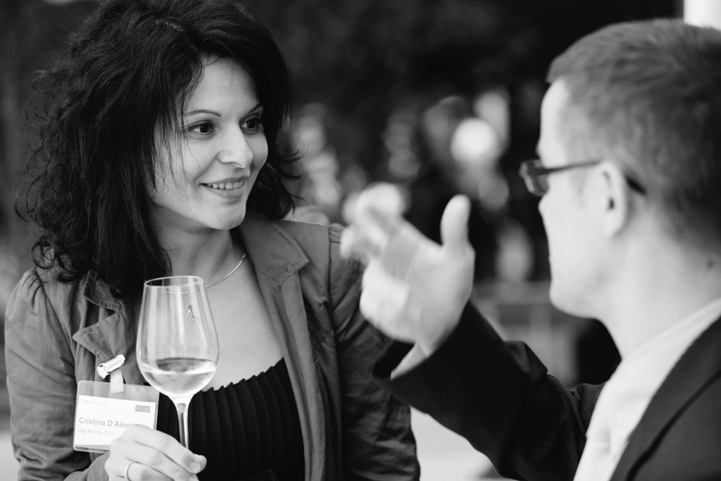 Di.Gi International Un'invitata brinda in compagnia di un collega