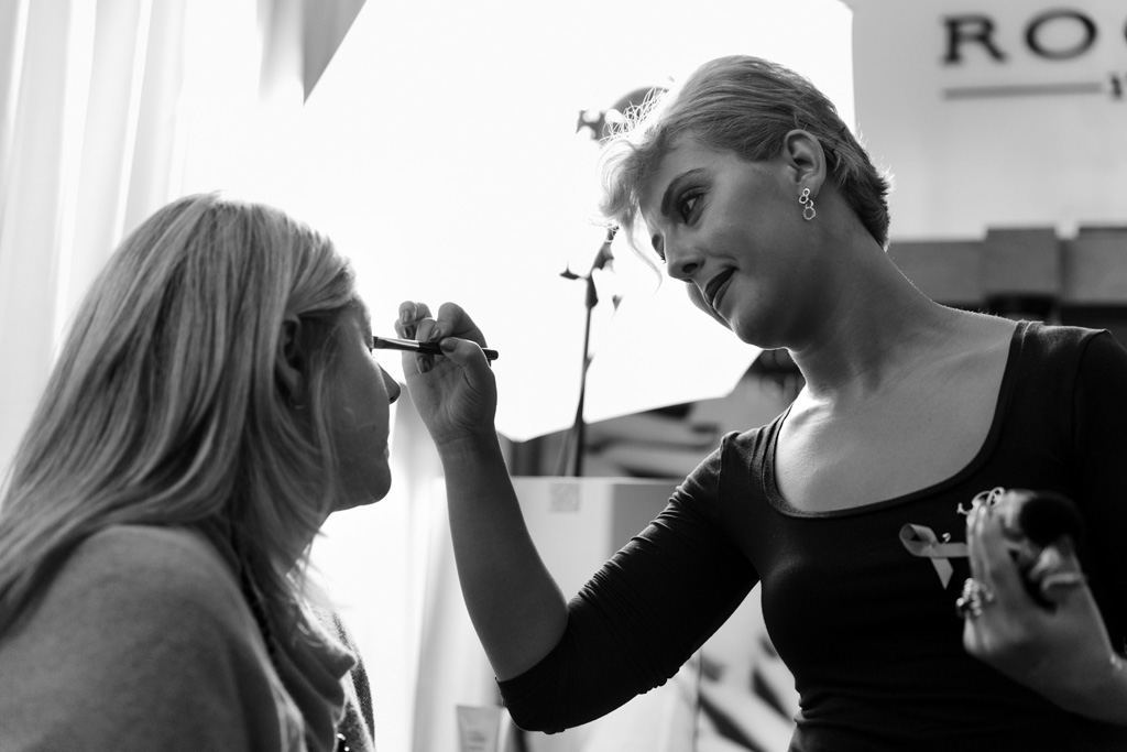 La truccatrice sistema le modella per la sfilata firmata Vogue
