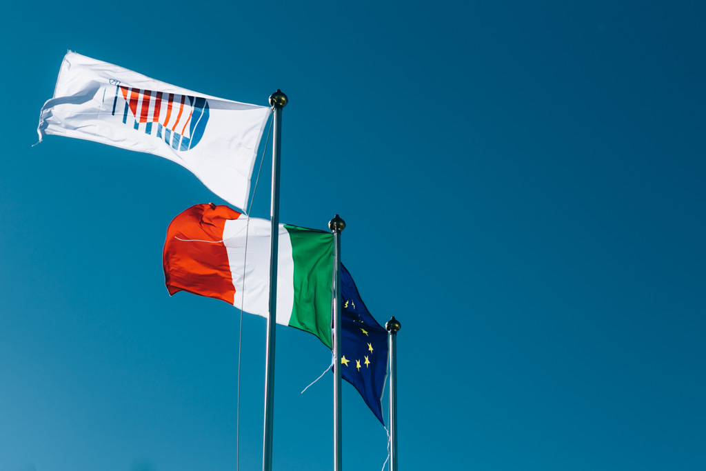 Eure Inox La bandiera italiana all'uscita dell'azienda