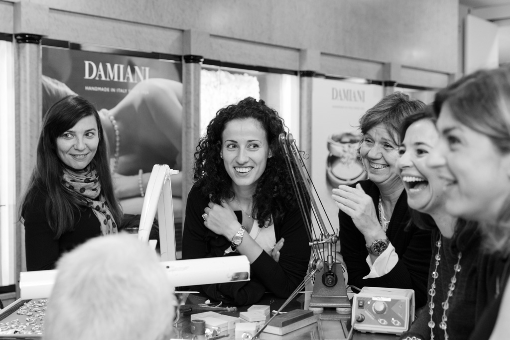 I partecipanti all'evento chiacchierano vivacemente