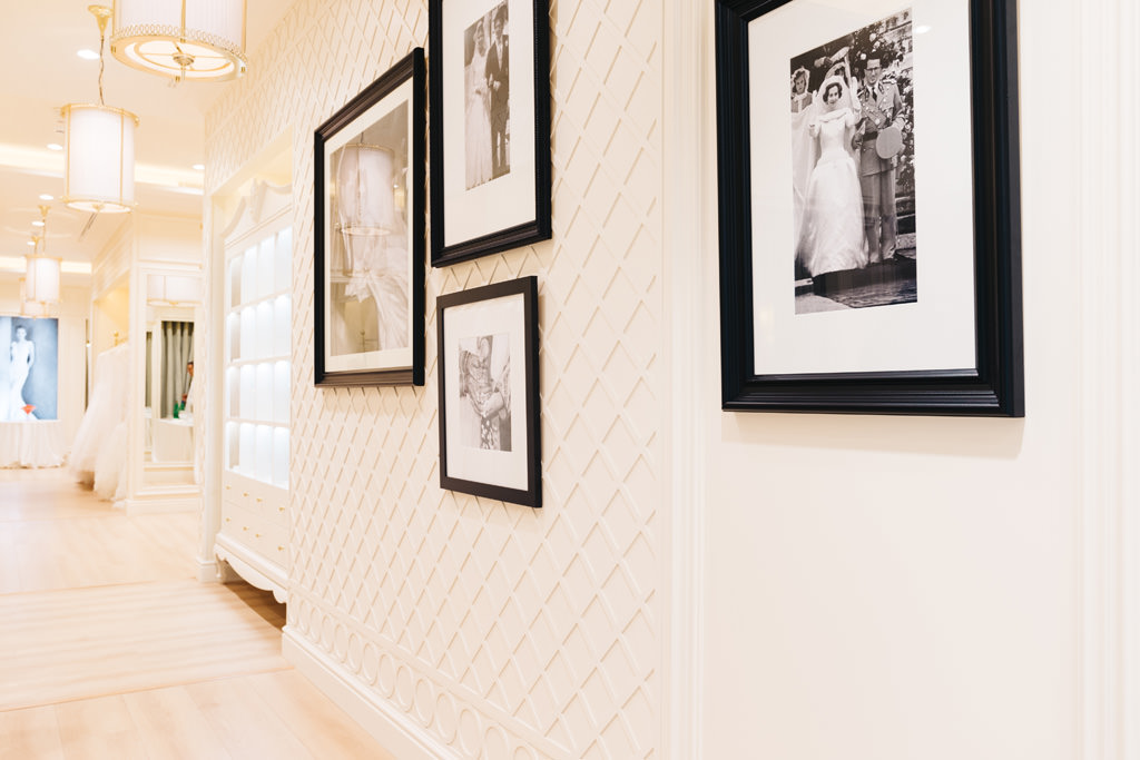 Pronovias Un particolare delle fotografie dei vestiti appesi all'interno del negozio