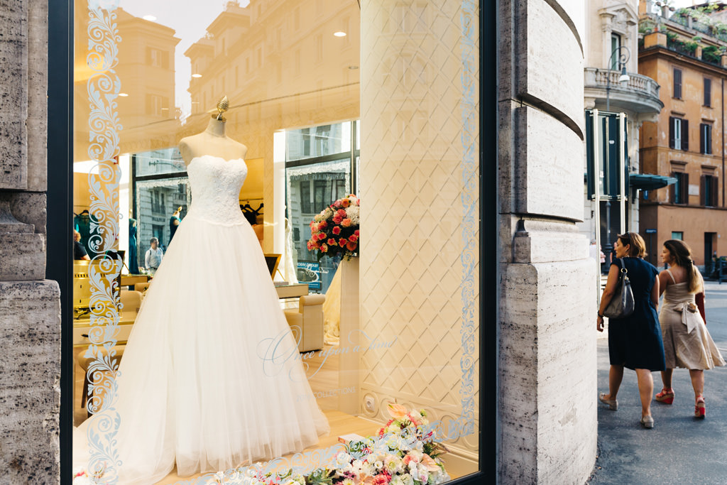 Pronovias Un vestito da sposa è esposto sulla vetrina del negozio Pronovias