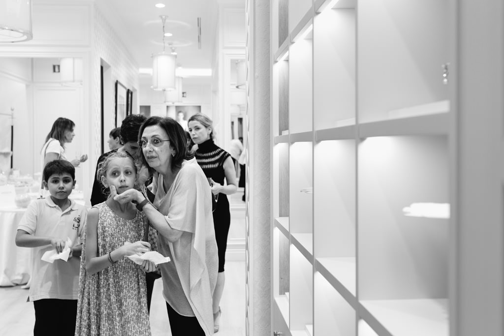 Pronovias Due bambini si gustano i confetti offerti da Pronovias durante l'inaugurazione