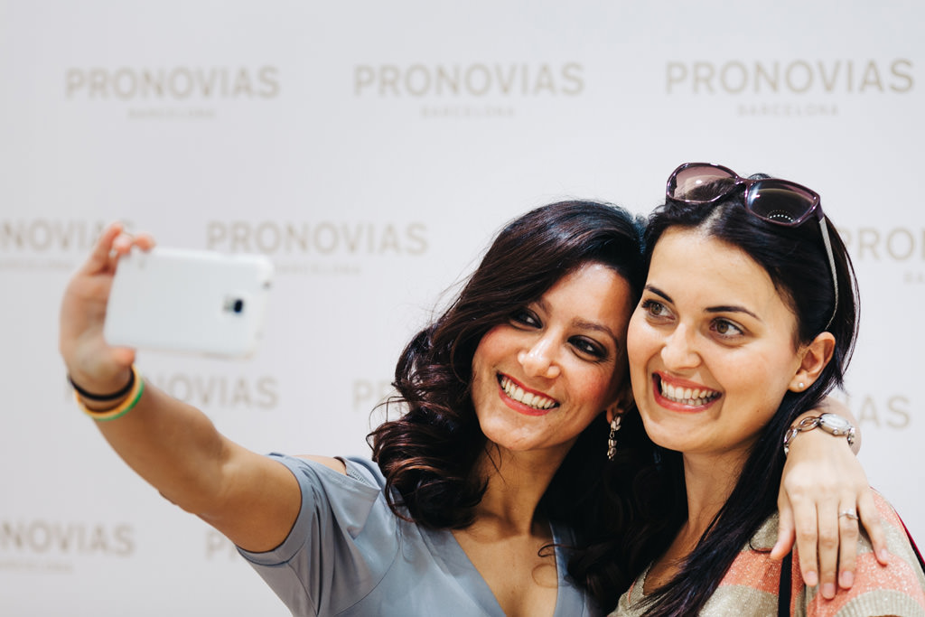 Pronovias Due clienti si scattano un selfie all'interno del nuovo negozio Pronovias