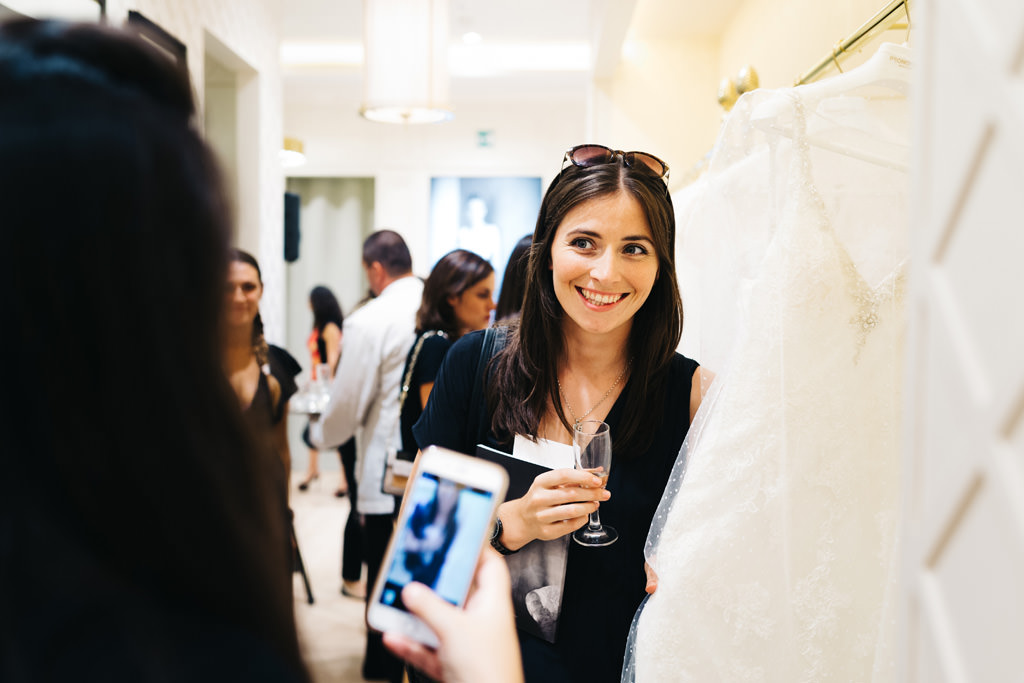 Pronovias Un'invitata sorride allegramente in compagnia di un'amica