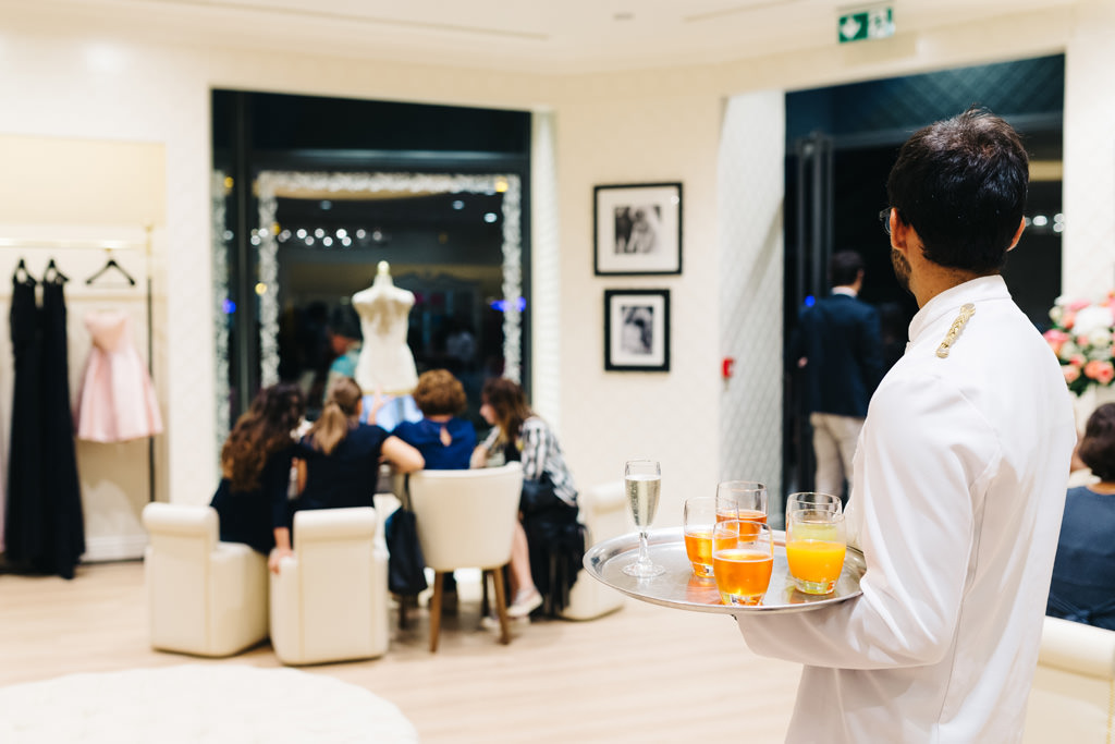 Pronovias Un cameriere serve dei cocktail agli invitati