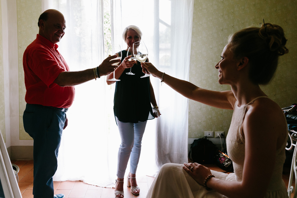 Fotografo Matrimonio Convento Dell'Annunciata Medole La sposa brinda con i genitori durante la preparazione