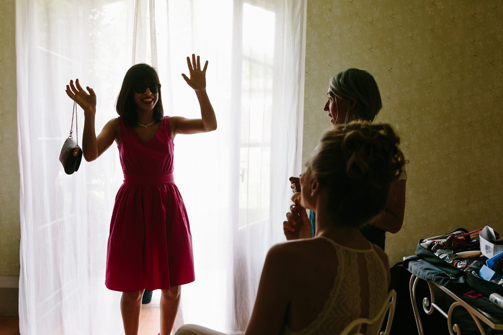 Fotografo Matrimonio Convento Dell'Annunciata Medole Un'amica arriva nella camera della sposa nel Convento dell'Annunciata