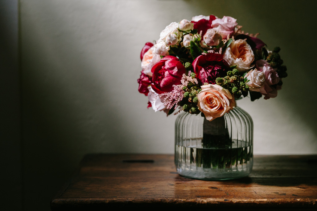 Fotografo Matrimonio Convento Dell'Annunciata Medole Still life del bouquet della sposa alla luce della finestra