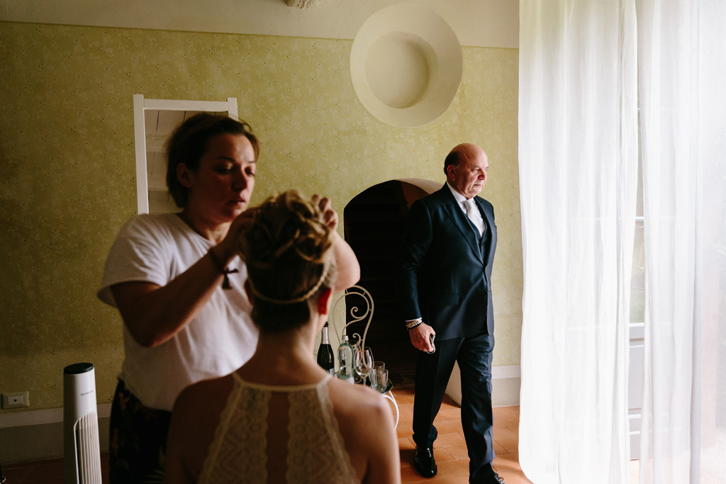 Fotografo Matrimonio Convento Dell'Annunciata Medole La parrucchiera mette la decorazione all'acconciatura