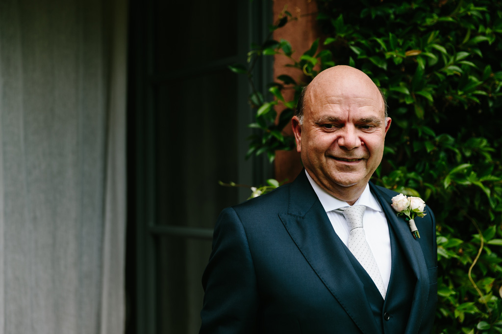 Fotografo Matrimonio Convento Dell'Annunciata Medole Il padre della sposa in giacca e cravatta